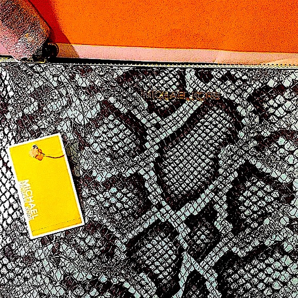 MICHAEL KORS EMBOSSED LEATHER CLUTCH WRISTLET(NWT) - Picture 3 of 11